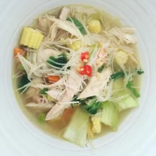 Chicken noodle soup to warm up last night... #lemongrass #thaifood #ricenoodlesoup #ricenoodles #pakchoi #springonions #soup #foodie #foodporn #foodgasm #food #foodgasm